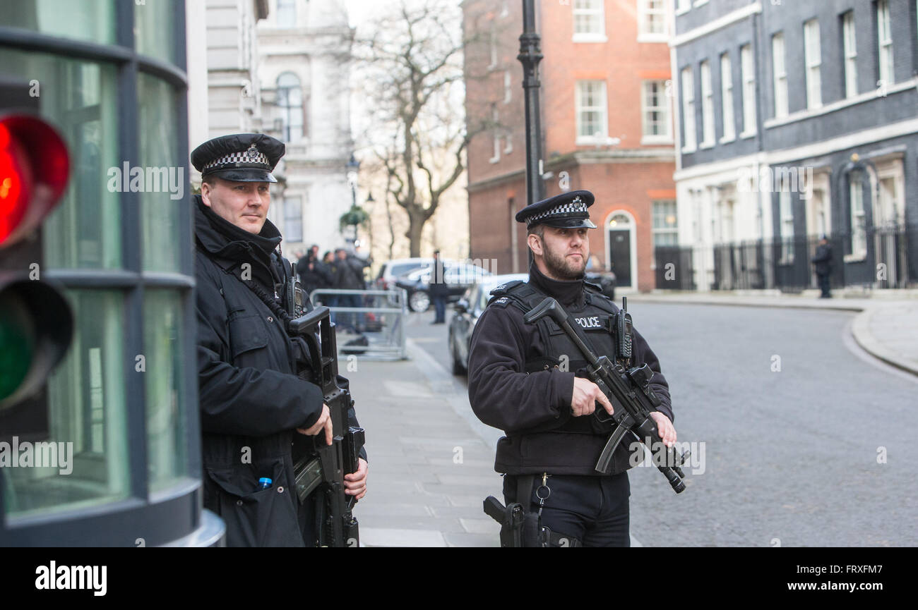 Bewaffnete Polizei auf hohe Sicherheitswarnung bei Nummer 10 Downing street Stockfoto