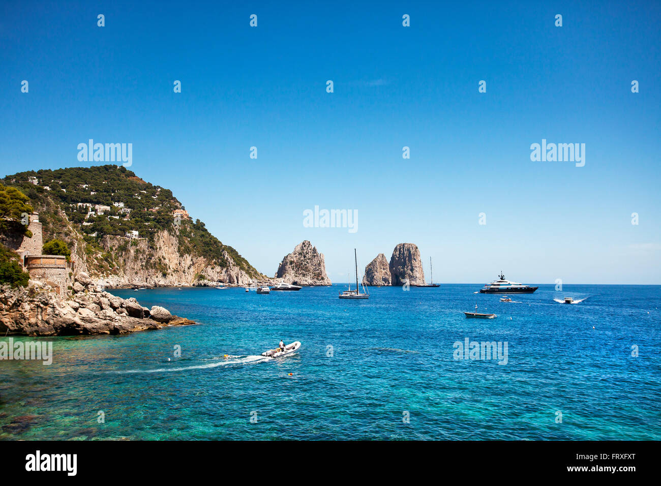Faraglioni Stapel, Capri, Neapel, Kampanien, Italien Stockfoto