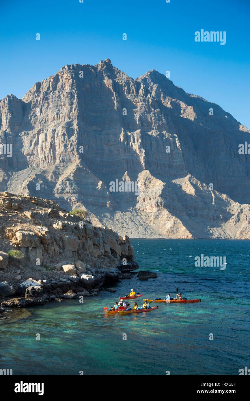 Kajak Ausflug nach Telegraph Island in den Fjord von Musandam-Halbinsel, in der Nähe von Khasab, Oman Stockfoto