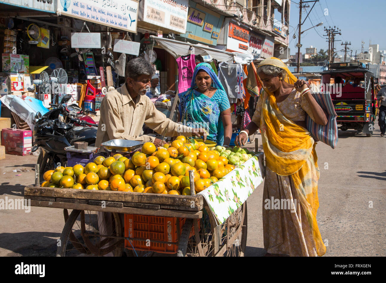 Zwei Frauen in einer Frucht stehen im Zentrum Stadt, Porbandar, Gujarat, Indien Stockfoto