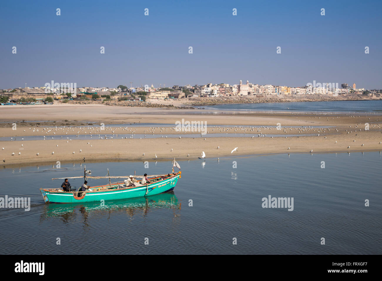 Angelboot/Fischerboot und Seevögel am Strand in der Nähe von the Harbor Eingang, Porbandar, Gujarat, Indien Stockfoto