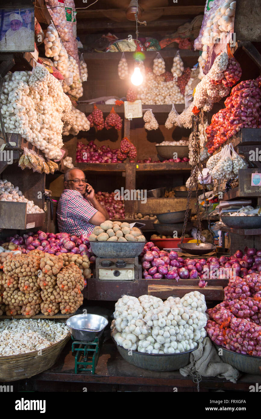 Zwiebeln und Kartoffeln Verkäufer bei Mahatma Jyotiba Phule Market, Crawford Market, Mumbai, Maharashtra, Indien Stockfoto