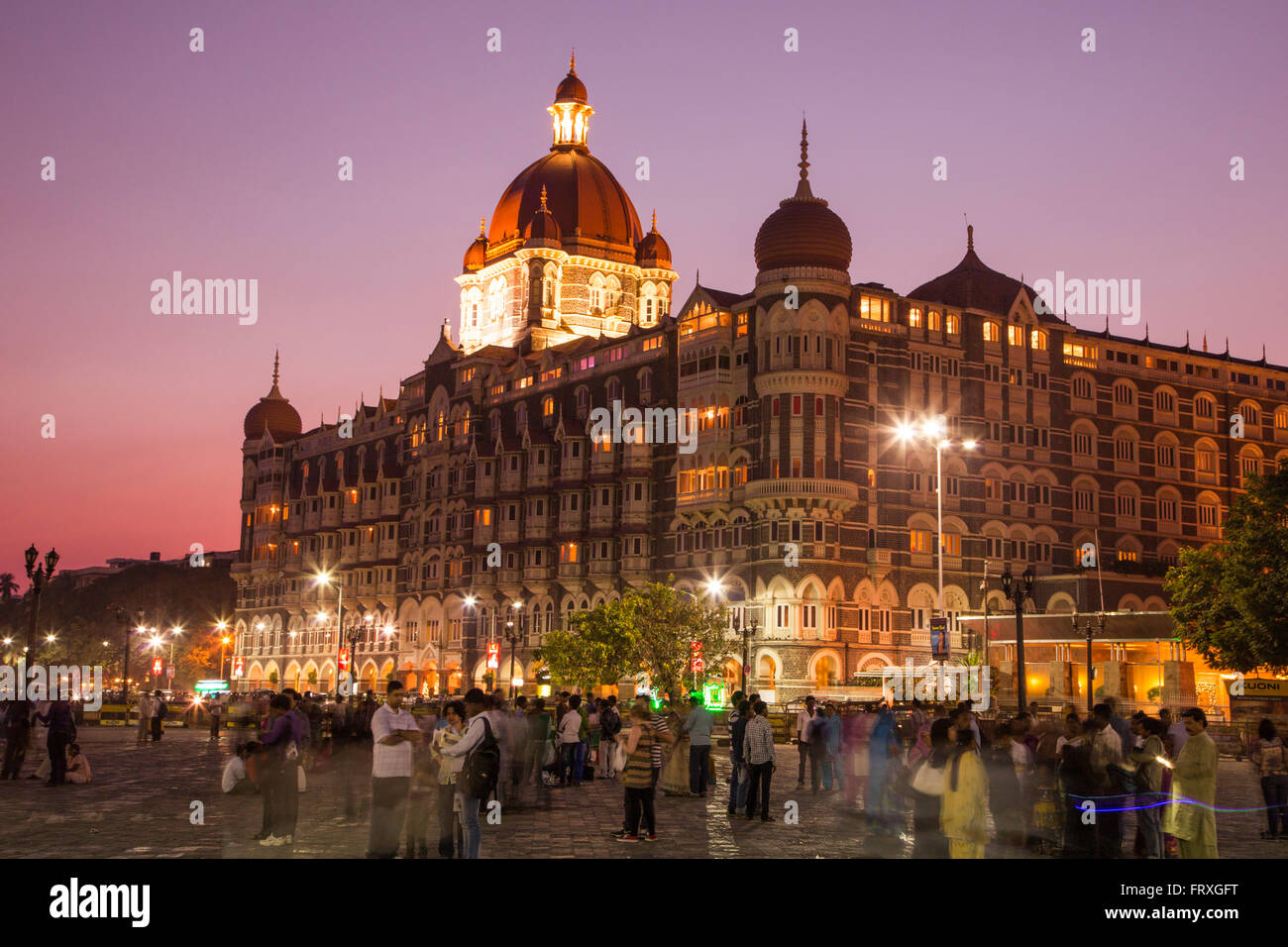 Menschen auf Wellington Pier und das Taj Mahal Palace Hotel bei Dämmerung, Mumbai, Maharashtra, Indien Stockfoto