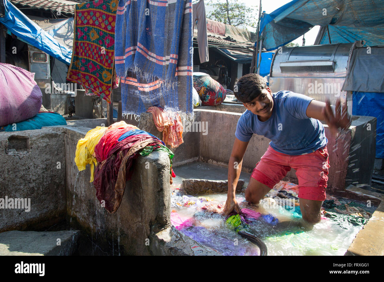 Mann Waschen von Kleidung bei Mahalaxmi Dhobi Ghat öffnen Luft Waschsalon, Mumbai, Maharashtra, Indien Stockfoto