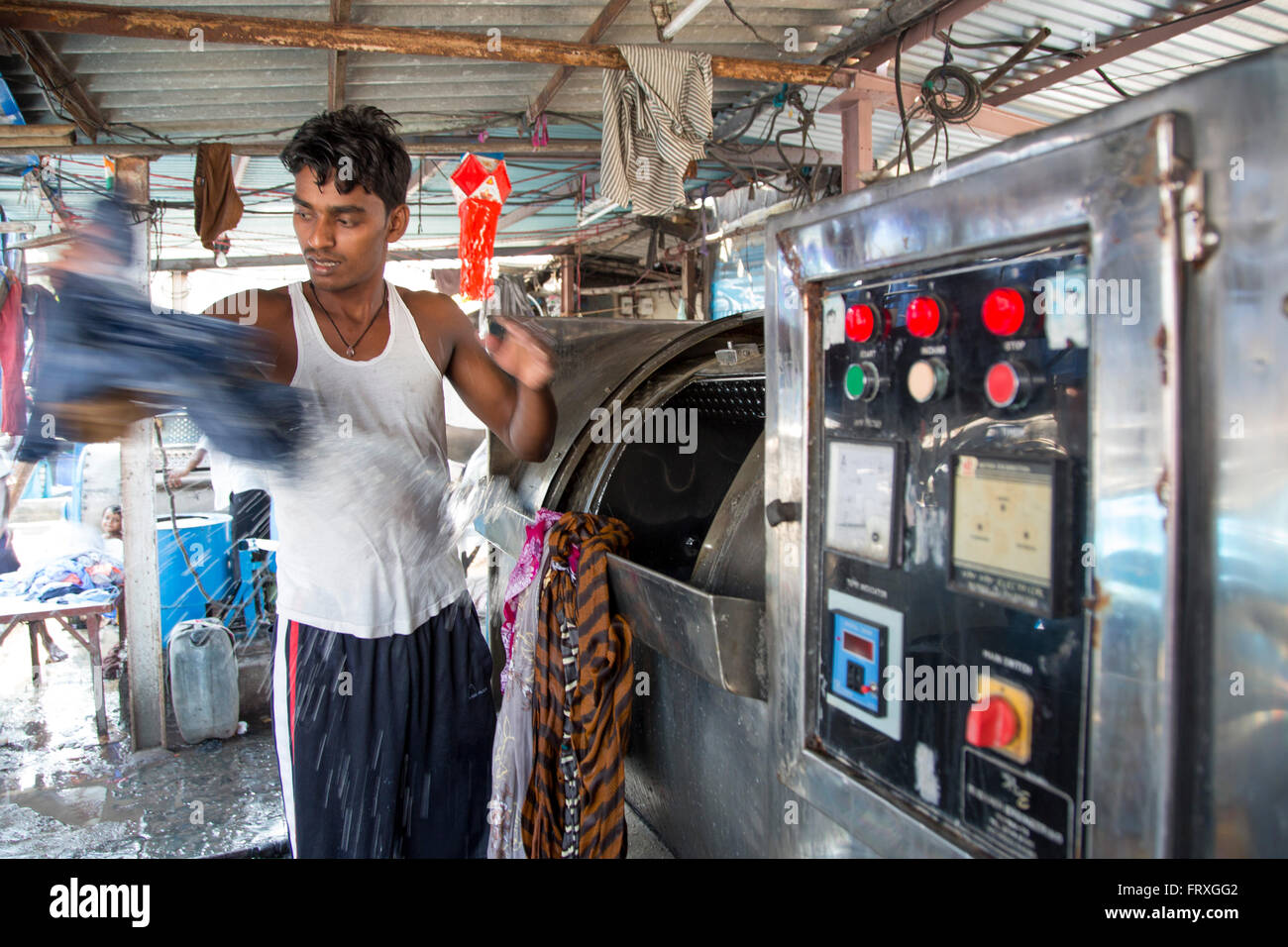 Mann Waschen von Kleidung bei Mahalaxmi Dhobi Ghat öffnen Luft Waschsalon, Mumbai, Maharashtra, Indien Stockfoto