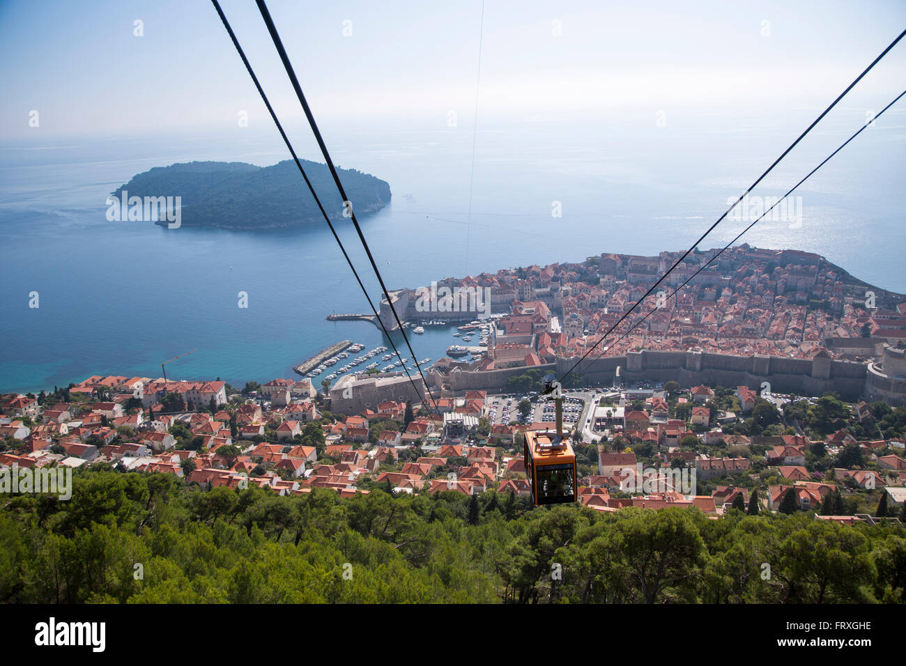 Blick über die Altstadt und den Hafen von Dubrovnik-Seilbahn auf Sdr Hill, Dubrovnik, Dubrovnik-Neretva, Kroatien Stockfoto