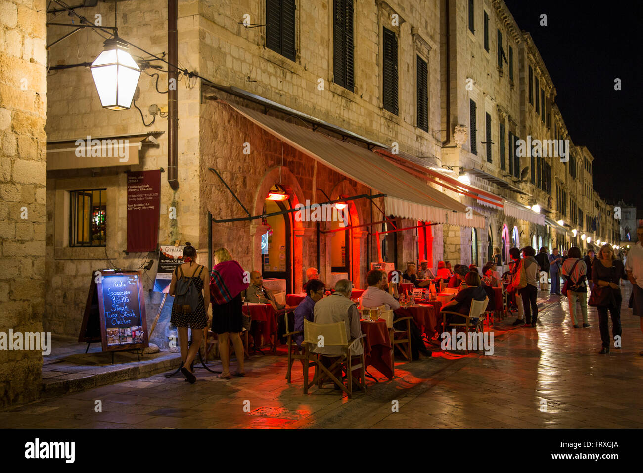 Menschen sitzen vor einem Restaurant in der Altstadt Placa nachts, Dubrovnik, Dubrovnik-Neretva, Kroatien Stockfoto