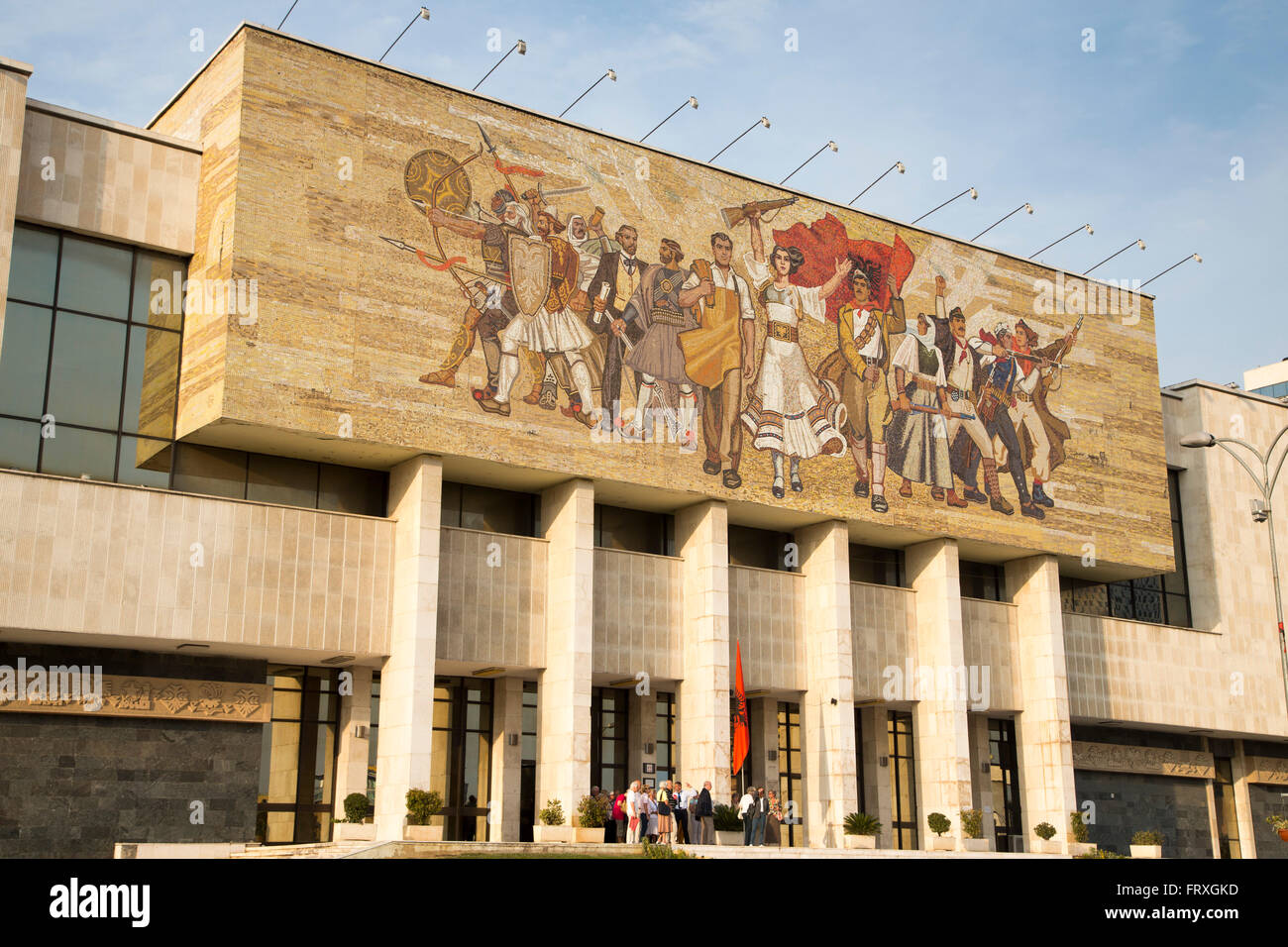 Außenseite des National History Museum in der Nähe von Skanderbeg-Platz, Tirana, Albanien Stockfoto