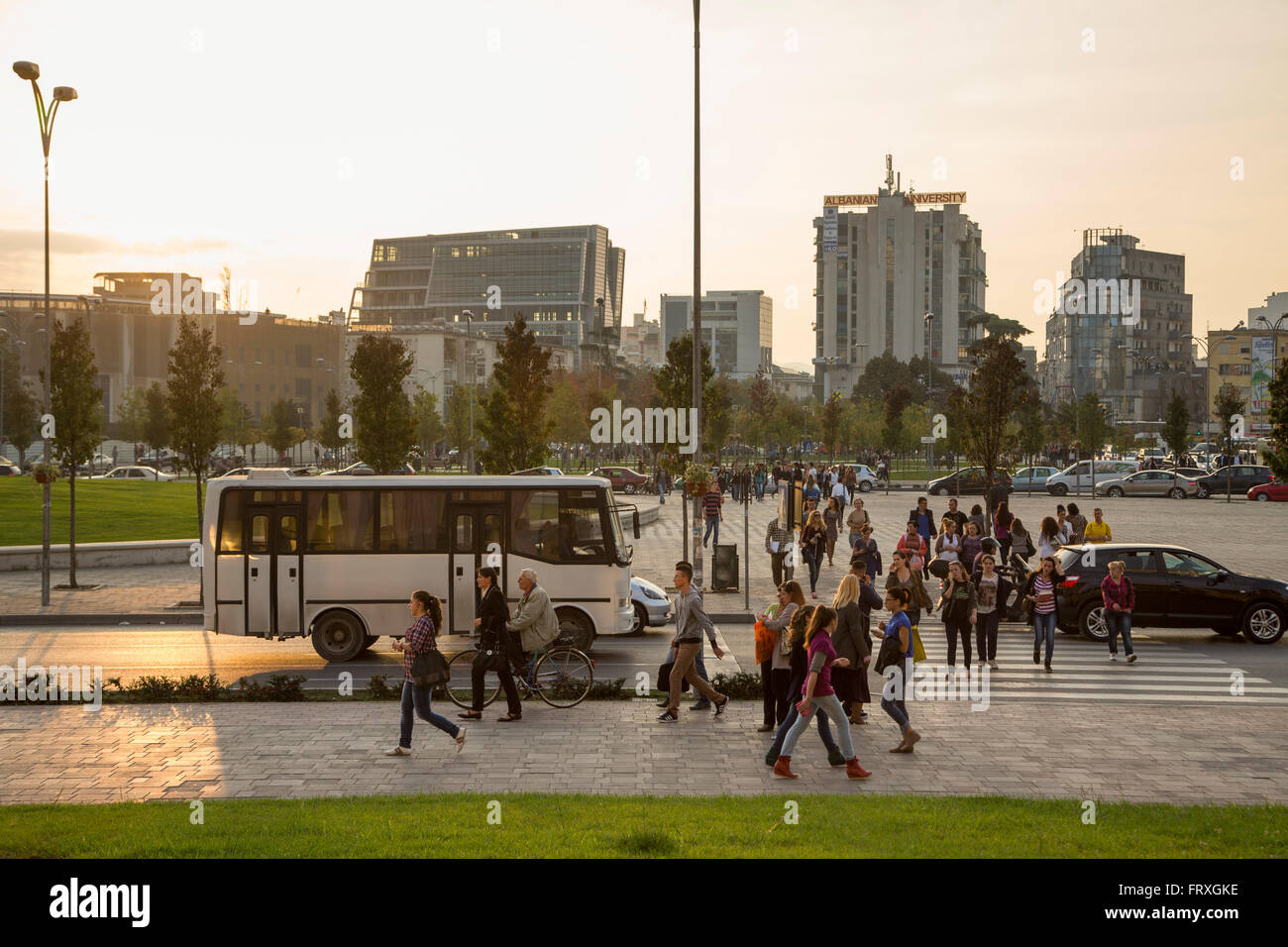 Fußgängern und Verkehr in der Nähe von Skanderbeg-Platz bei Sonnenuntergang, Tirana, Albanien Stockfoto