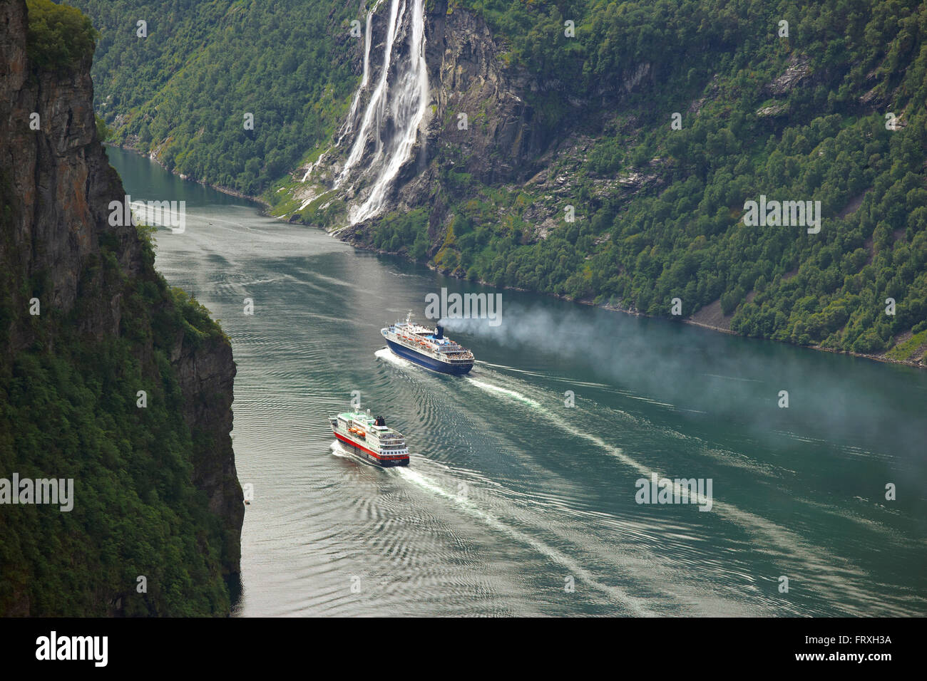 MS Polarlys von Hurtigruten und River Cruiser im Geirangerfjord, Wasserfall, sieben Schwestern, Provinz von Moere Og Romsdal, Vestlandet, Norwegen, Europa Stockfoto