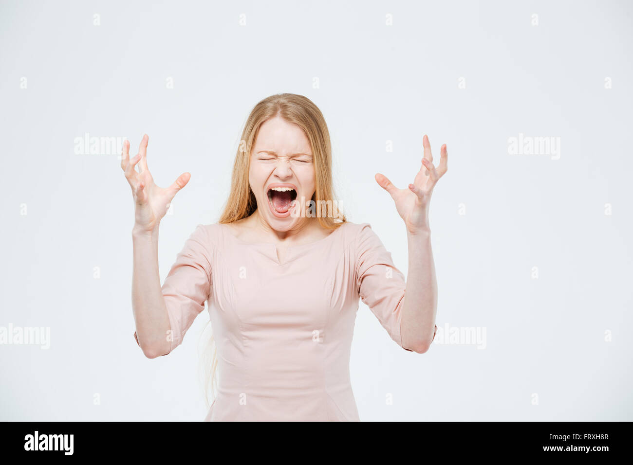 Böse Frau schreiend auf einem weißen Hintergrund isoliert Stockfoto