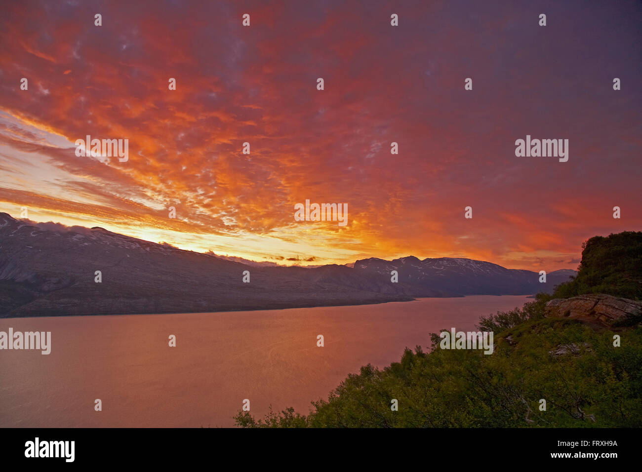 Sonnenaufgang auf dem Fjord, Sjonafjord, Provinz Nordland, Nordland, Norwegen, Europa Stockfoto