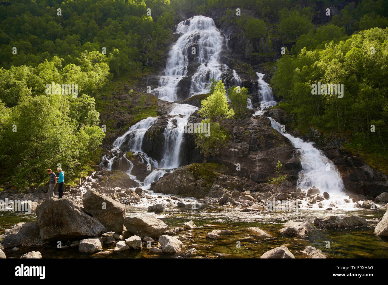 Brattland Wasserfall in Str., RV 13, Provinz Rogaland, Vestlandet, Norwegen, Europa Stockfoto