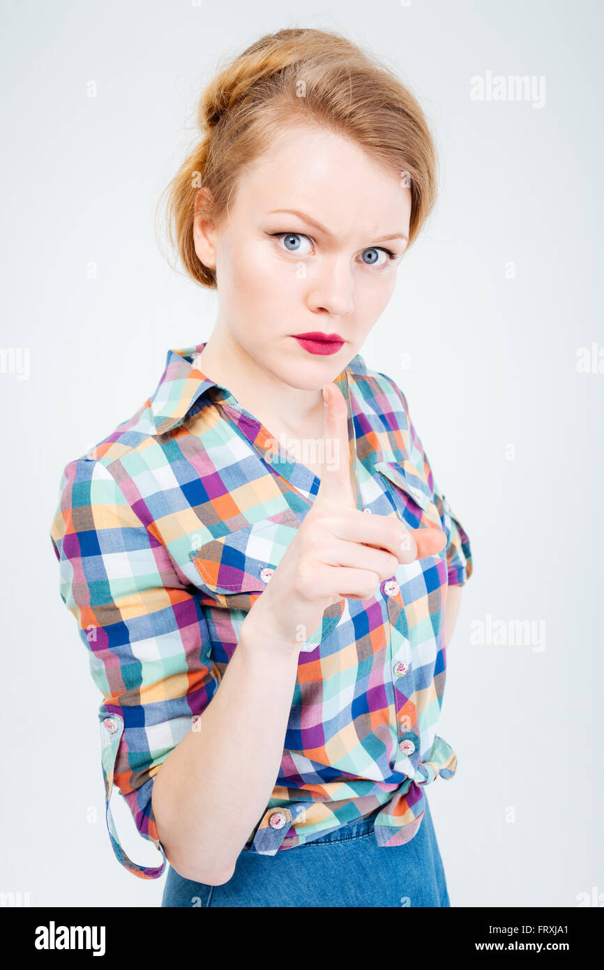 Böse Frau erhobenen Finger isoliert auf weißem Hintergrund Stockfoto