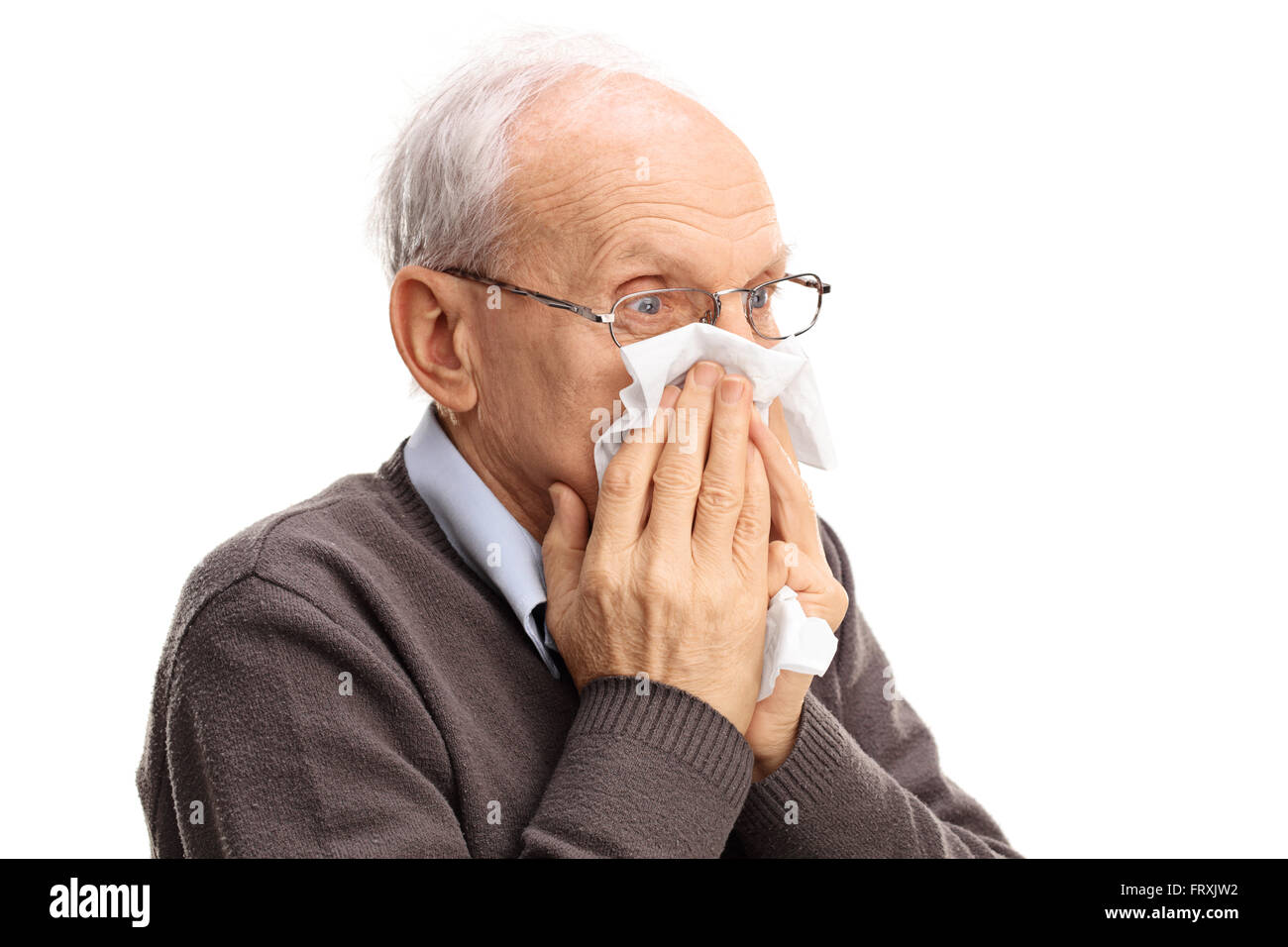 Ältere Mann bläst seine Nase in einem Gewebe isoliert auf weißem Hintergrund Stockfoto