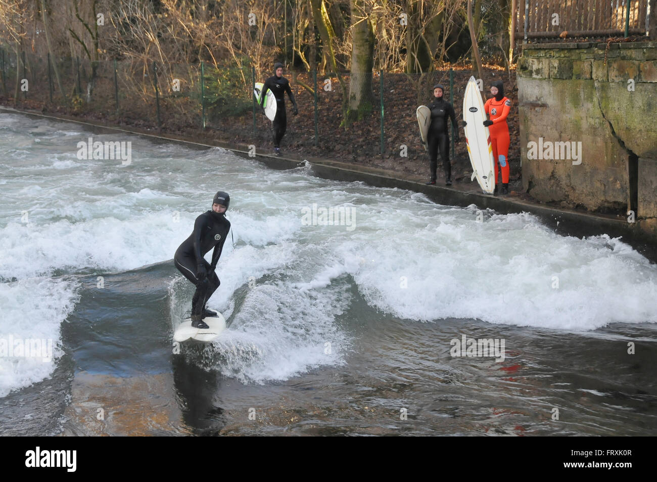 Fluss-Surfer im englischen Garten Park, Winter in München, Bayern, Deutschland Stockfoto