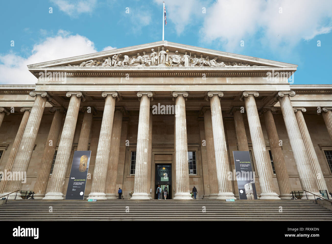 British Museum-Gebäude-Fassade mit den Menschen in London Stockfoto