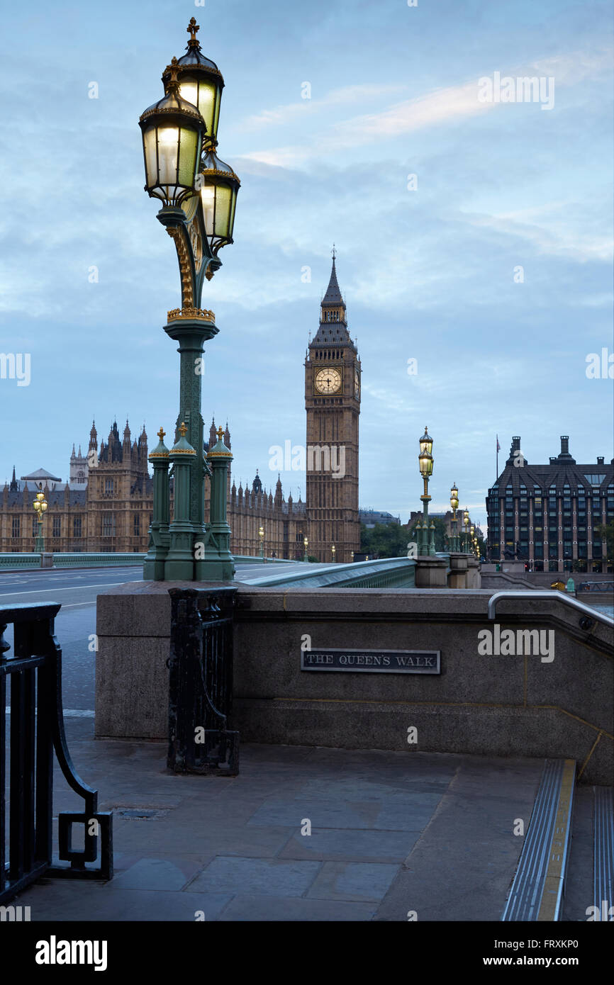 Big Ben und Westminster-Palast, leere Brücke am frühen Morgen in London Stockfoto