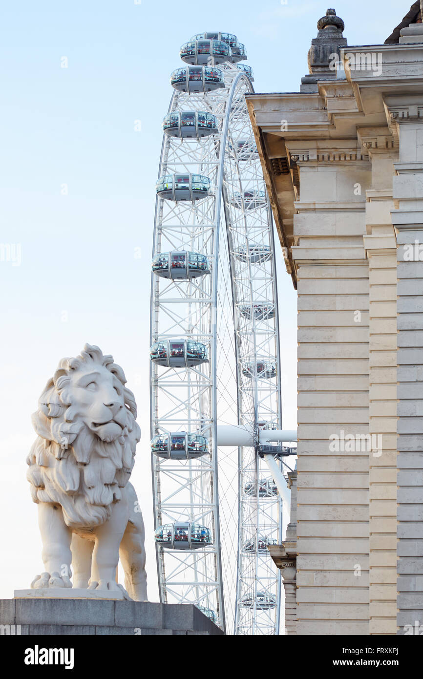 London Eye, Riesenrad und Löwe überbrücken Statue in einem Sommernachmittag in London Stockfoto
