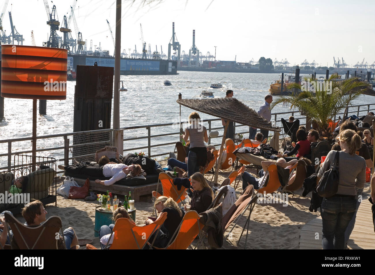 Strand von Pauli, Beachclub, Hafen, Elbe, St. Pauli, Hamburg, Deutschland Stockfoto