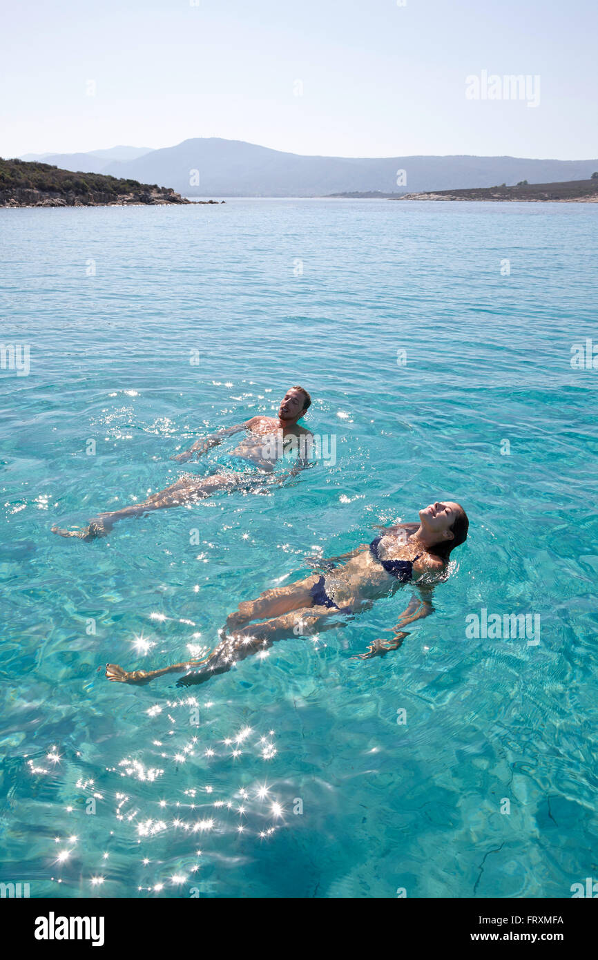 Paar, Schwimmen im Blue Lagoon, Vourvourou, Sithonia, Chalkidiki, Griechenland Stockfoto