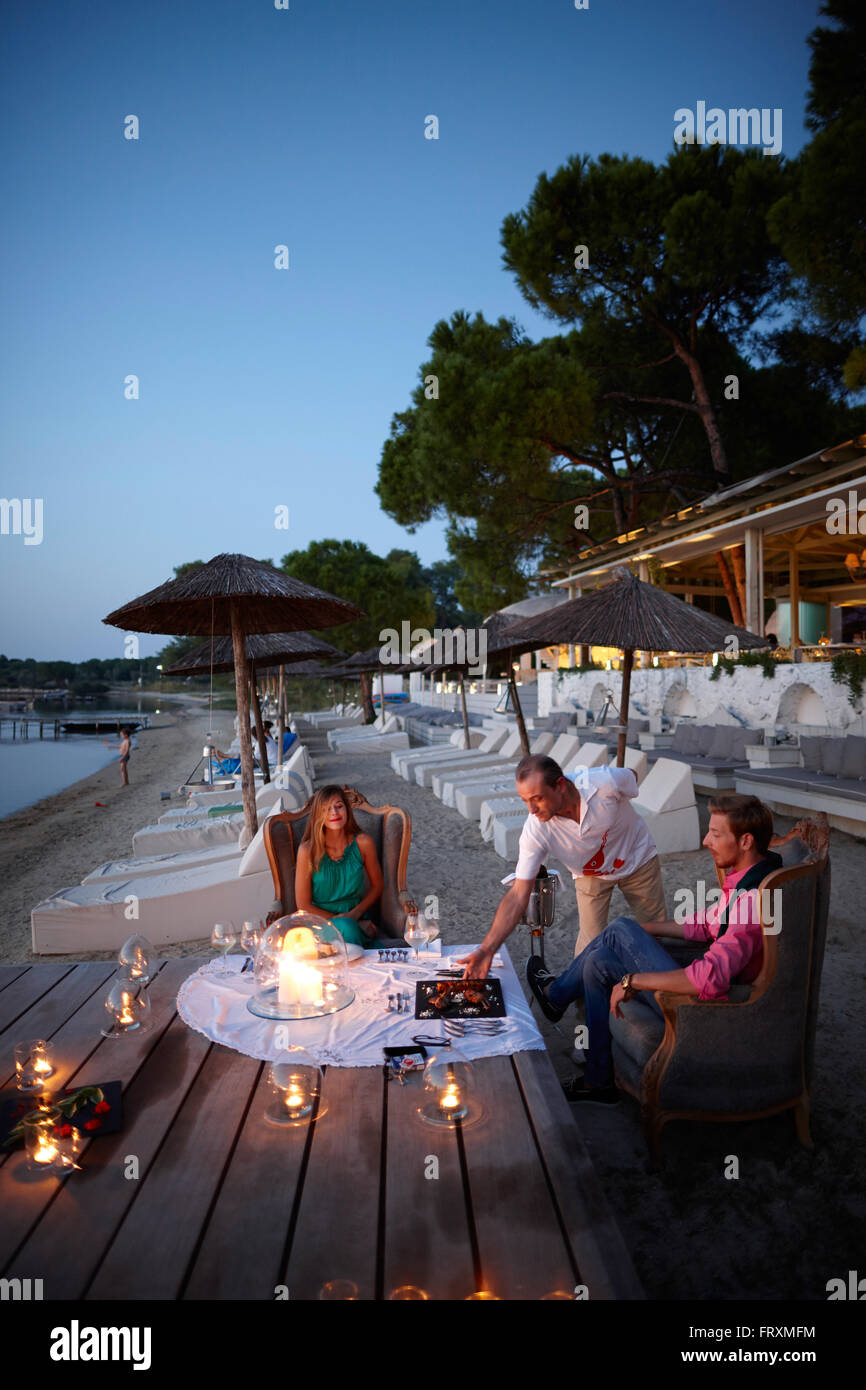 Candlelight-Dinner am Strand, Vourvourou, Sithonia, Chalkidiki, Griechenland Stockfoto