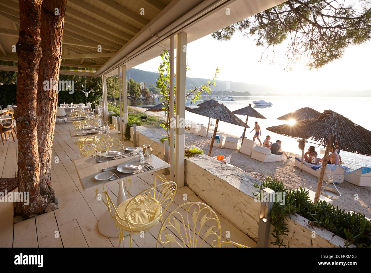 Terrasse des Hotel Restaurant, Vourvourou, Sithonia, Chalkidiki, Griechenland Stockfoto