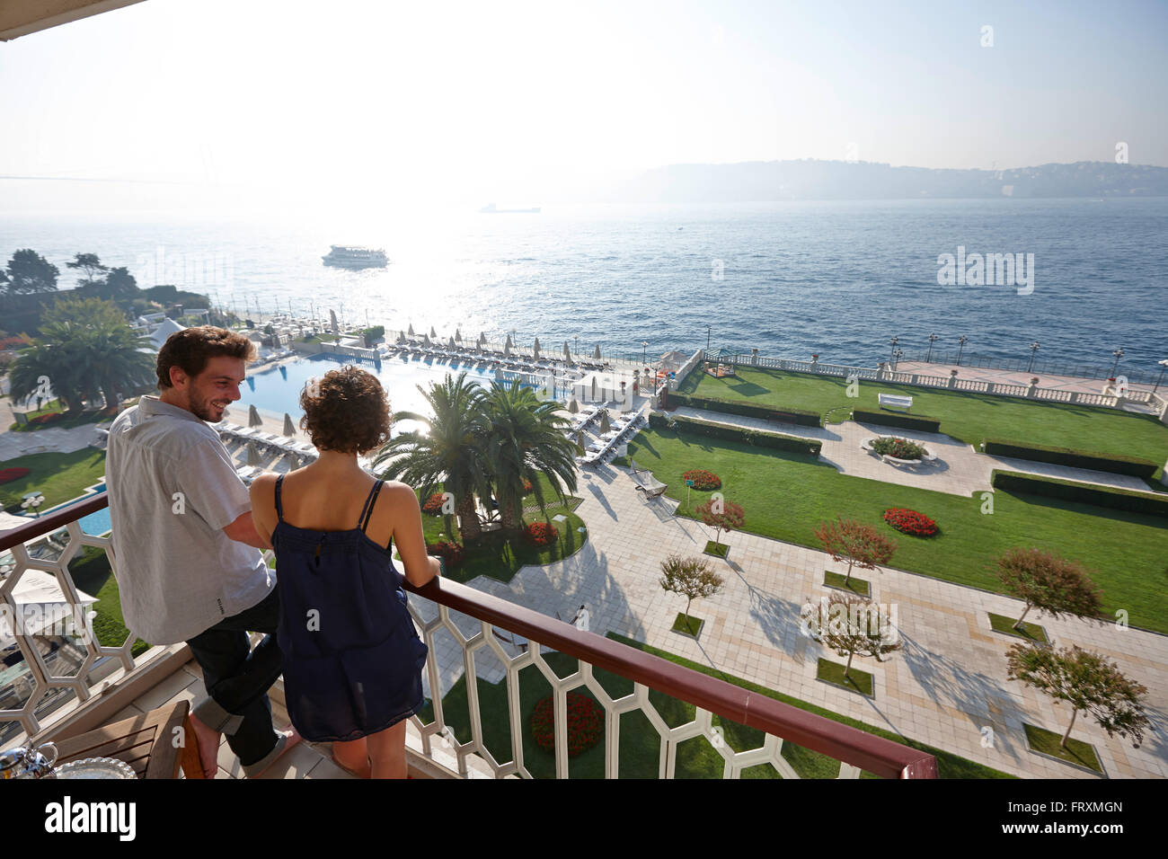 Paar auf einer Hotel-Balkon, Ciragan Palast, Istanbul, Türkei Stockfoto