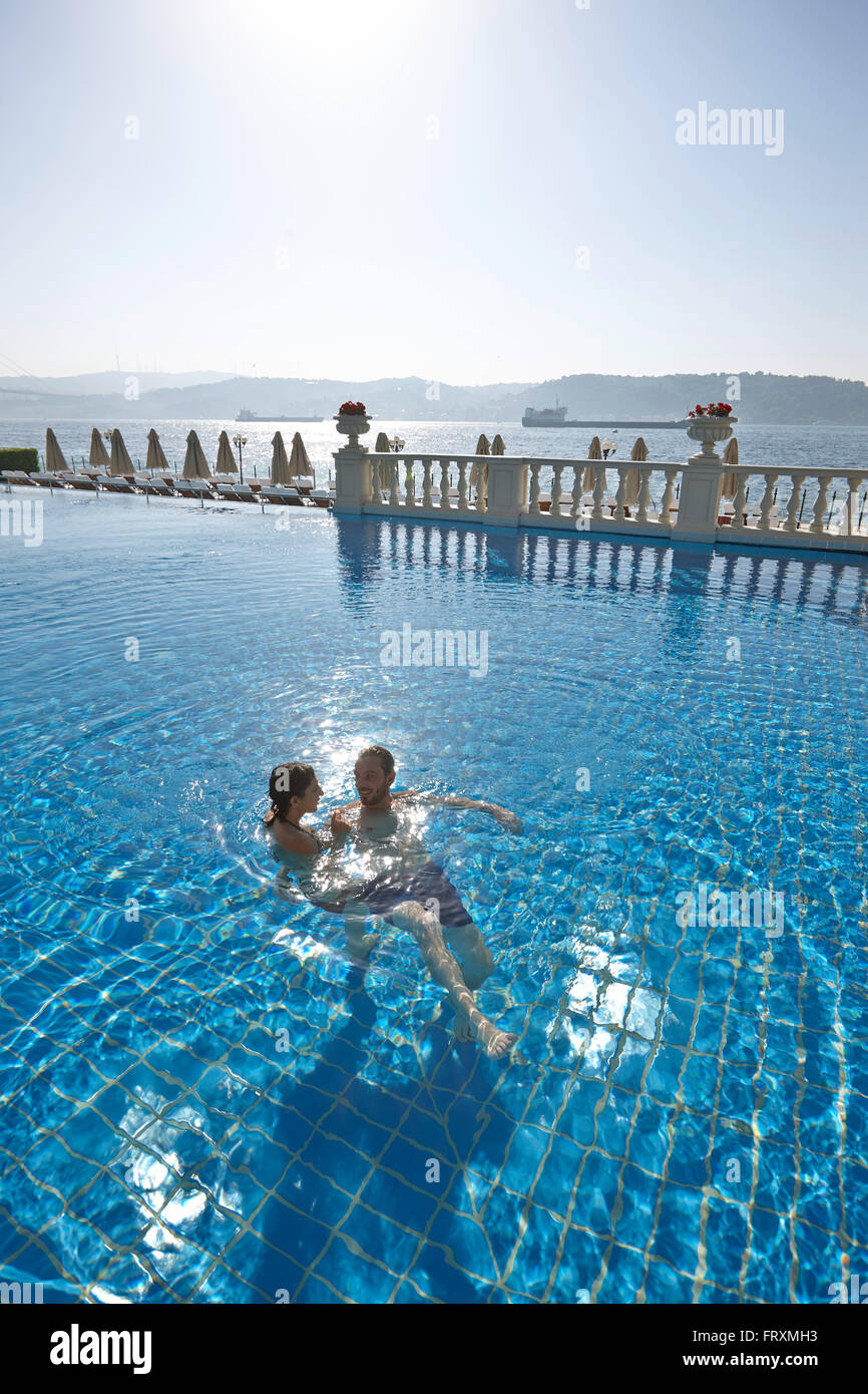 Paar in einem Hotelpool, Bosporus im Hintergrund, Istanbul, Türkei Stockfoto