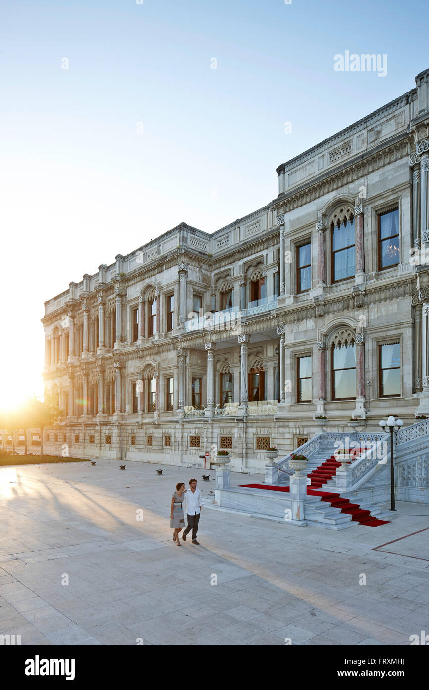 Paar, ein Spaziergang am Abend vorbei Ciragan Palast, Istanbul, Türkei Stockfoto