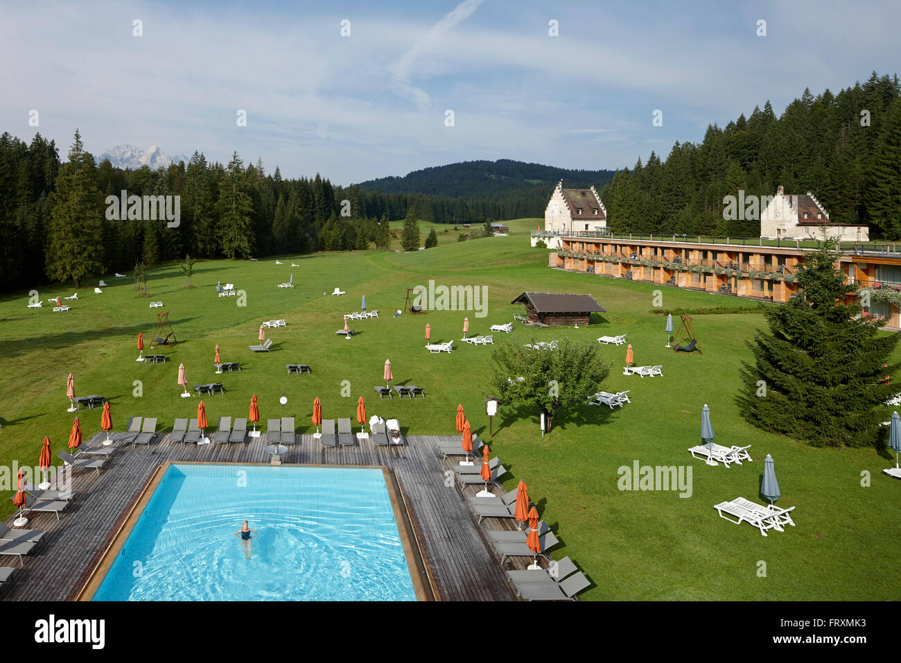 Hotelanlage mit Pool und Sonnenliegen, Klais, Krun, Oberbayern, Deutschland Stockfoto