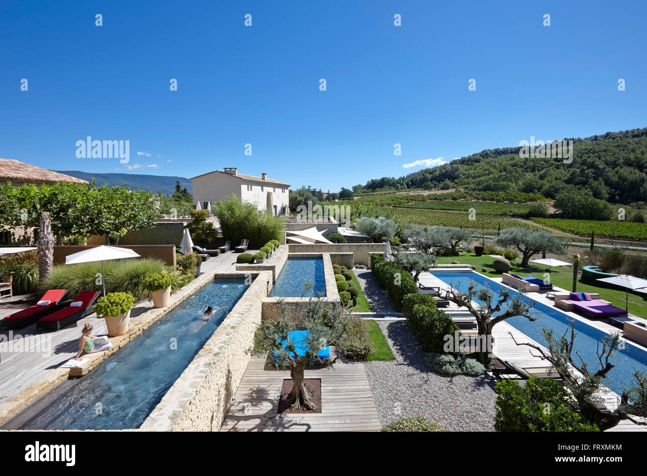 Hotelanlage mit Pools und Terrassen, Saint-Saturnin-Les-Apt, Provence, Frankreich Stockfoto