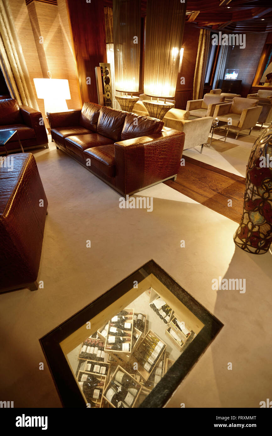 Hotel-Lounge mit Blick in einen Weinkeller, Baerenthal, Moselle, Lothringen, Frankreich Stockfoto