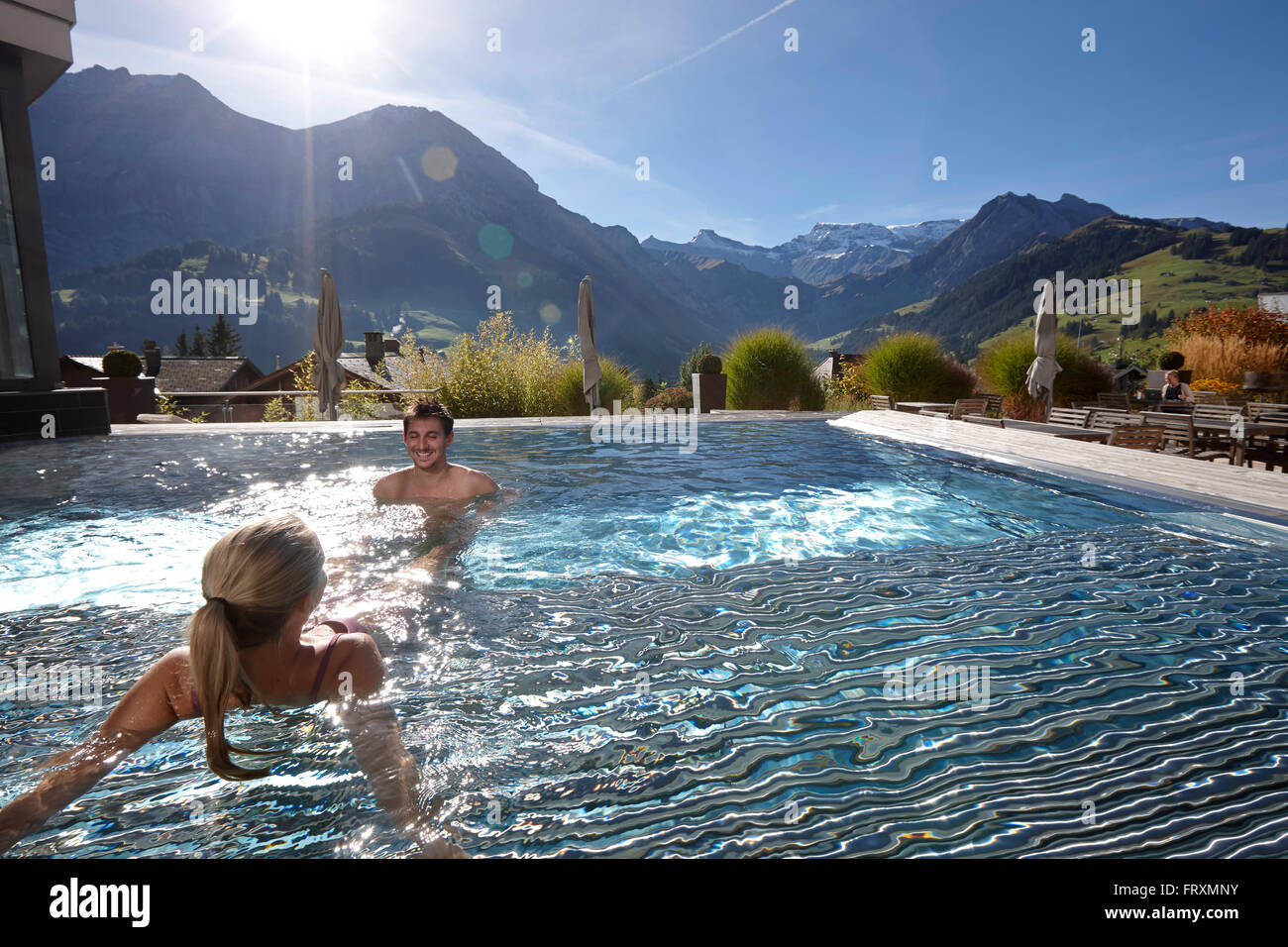 Paar in einem Hotel im freien Pool, Engstligenalp und Wildstrubel im Hintergrund, Adelboden, Kanton Bern, Schweiz Stockfoto