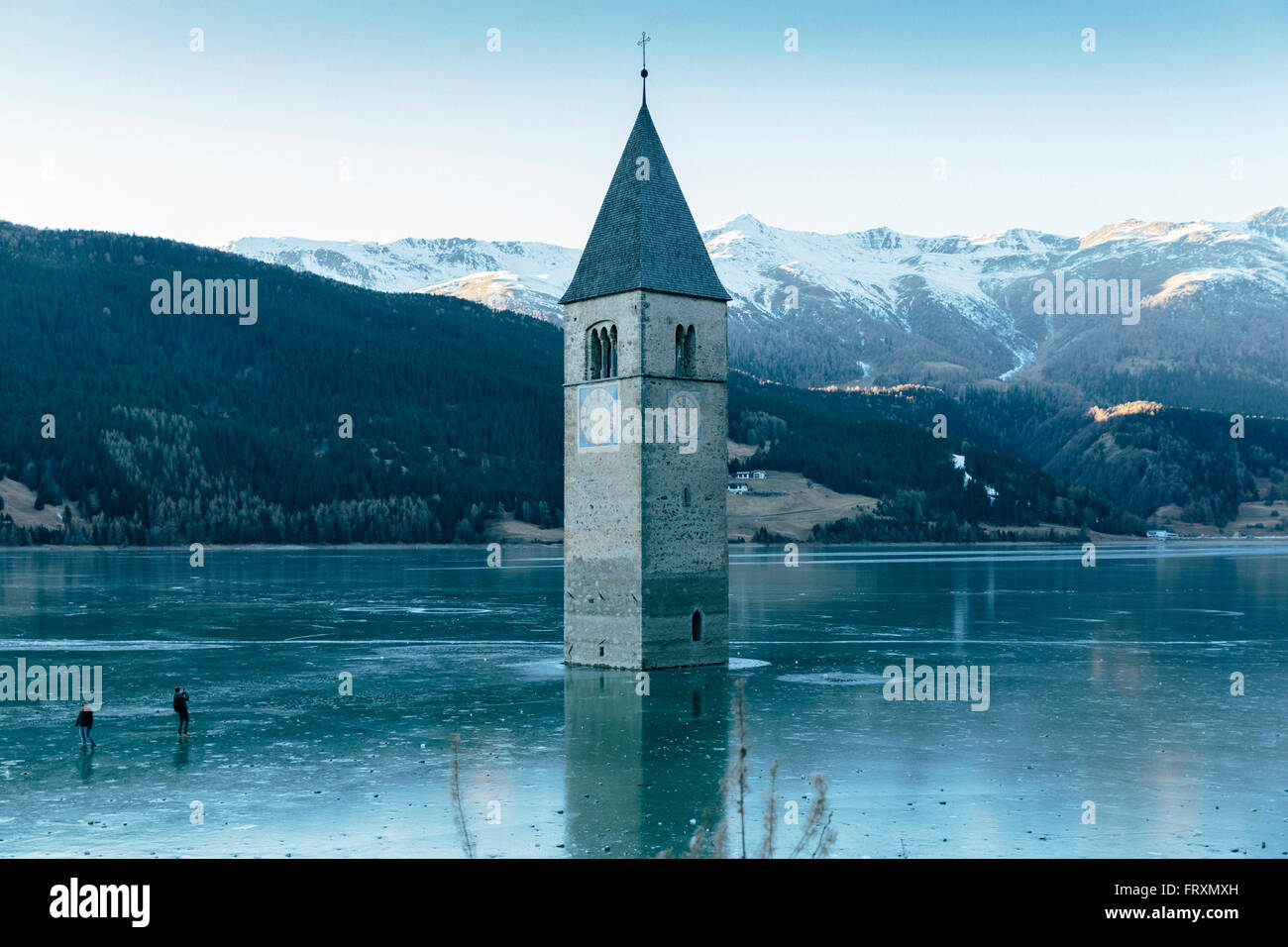 Italien, Vinschgau, versunkene spire in gefrorenen Lago di Resia Stockfoto
