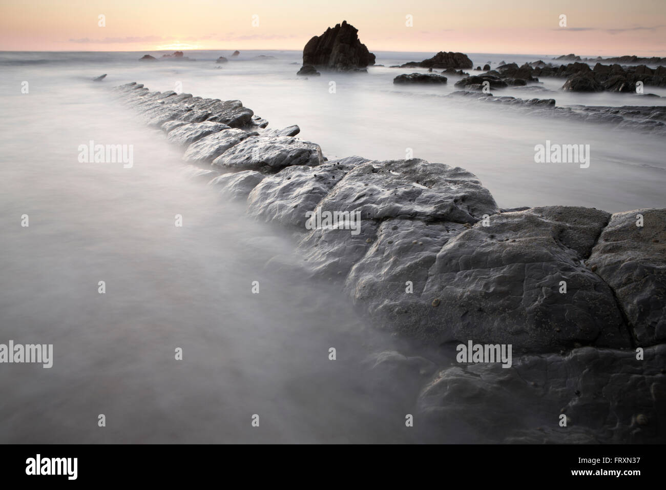 Spanien, Baskenland, Pais Vasco, Barrika Strand bei Sonnenuntergang Stockfoto