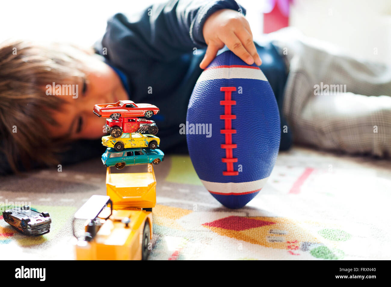 Fauler junge liegt Stockfotos und -bilder Kaufen - Alamy