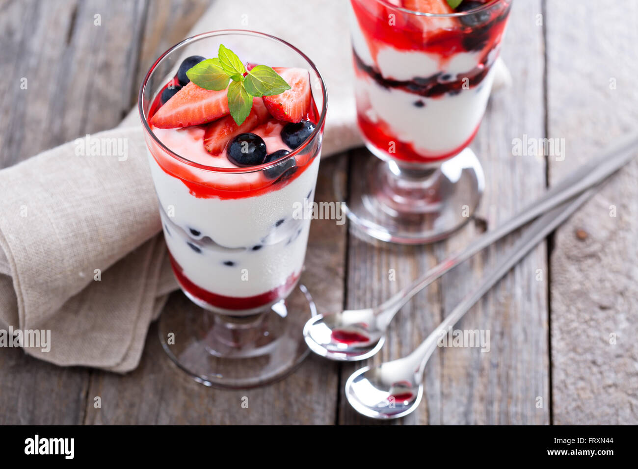 Joghurt-Parfait mit Beeren Stockfotografie - Alamy