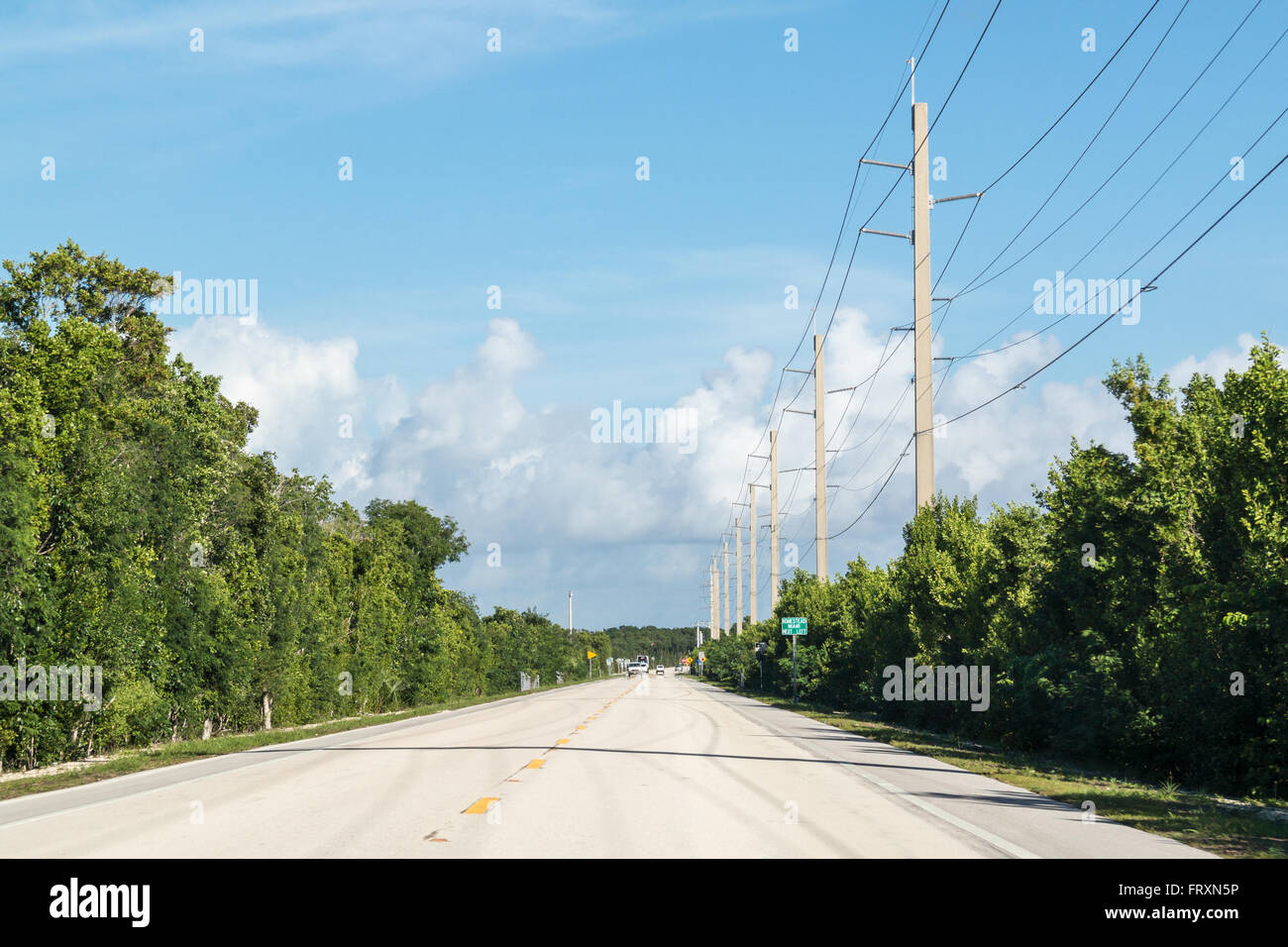 Verkehr auf Straße mit Stromleitungen auf Key Largo, Florida Keys, USA Stockfoto