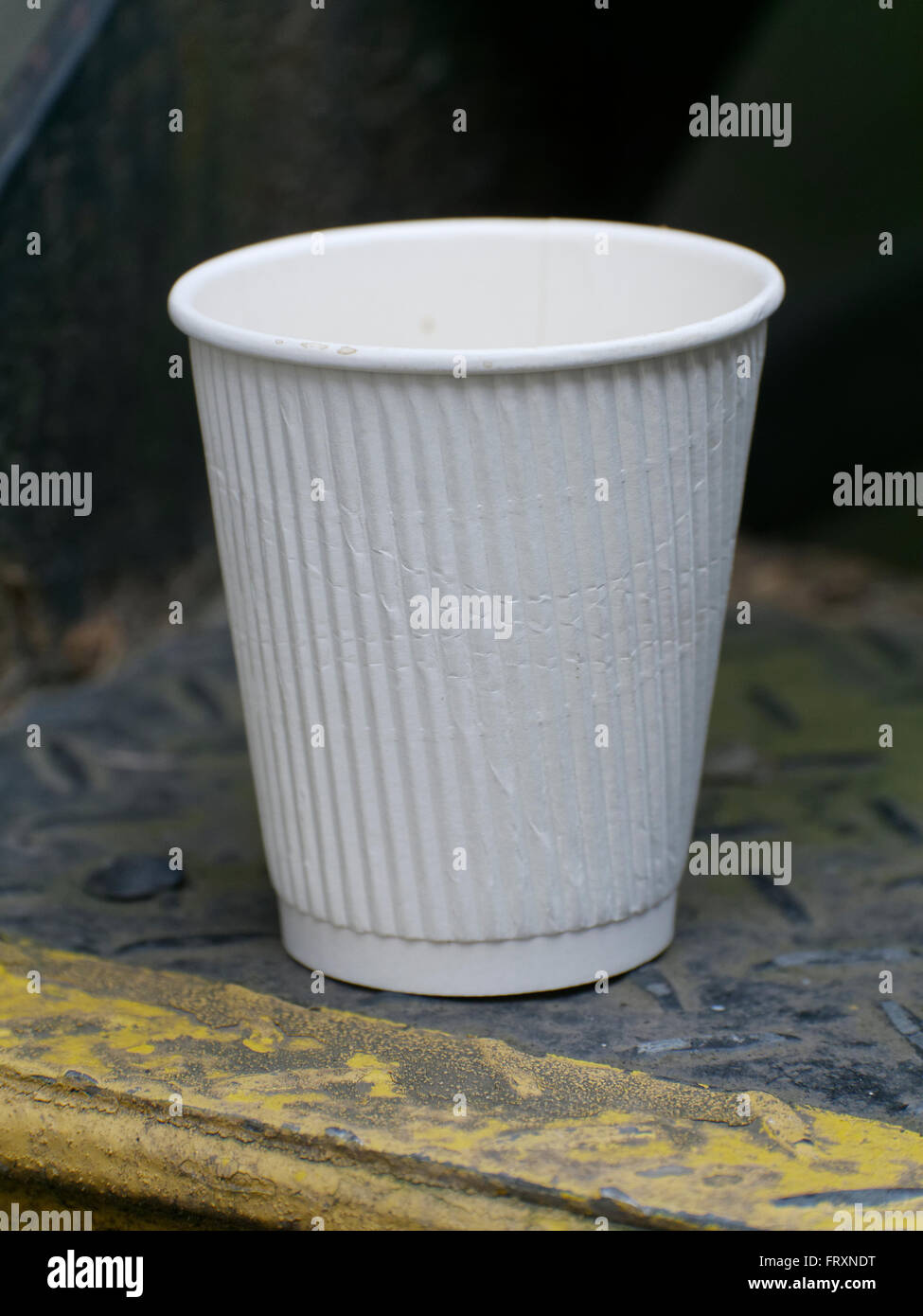 Ausrangierte White Paper Cup Stockfoto