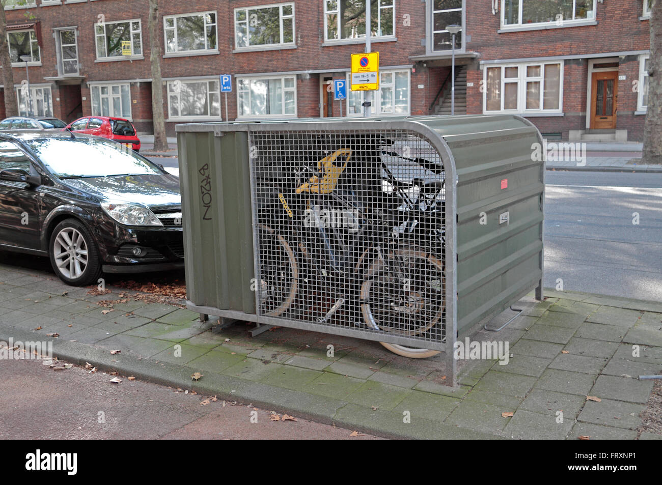Eine Straße Seite Fahrrad Wertbehältnisses in Rotterdam, Niederlande. Stockfoto