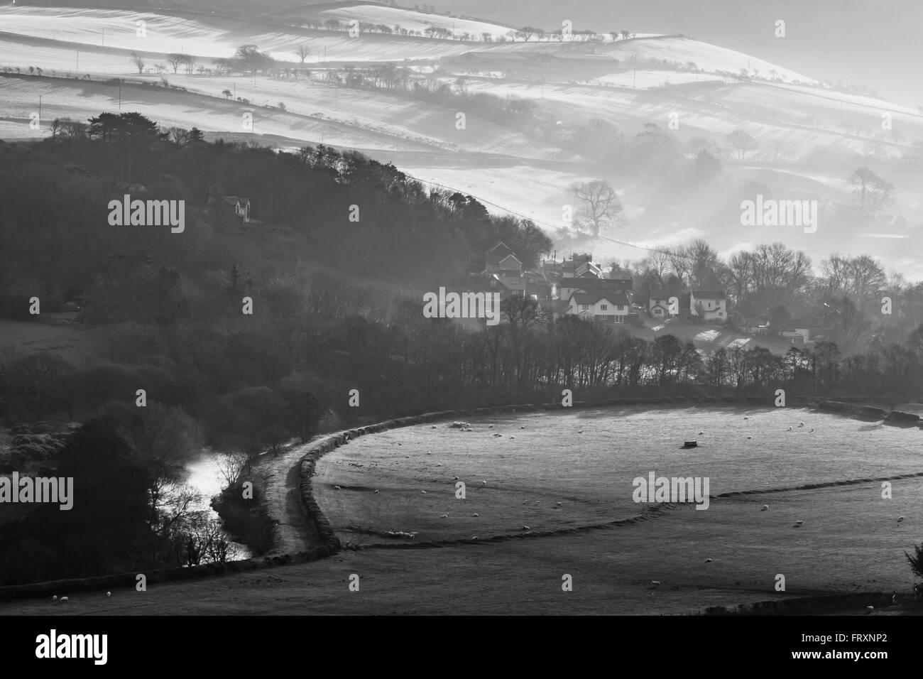 S/w-Landschaft am frühen Morgen mit der Sonnenstrahlen über das land Stockfoto