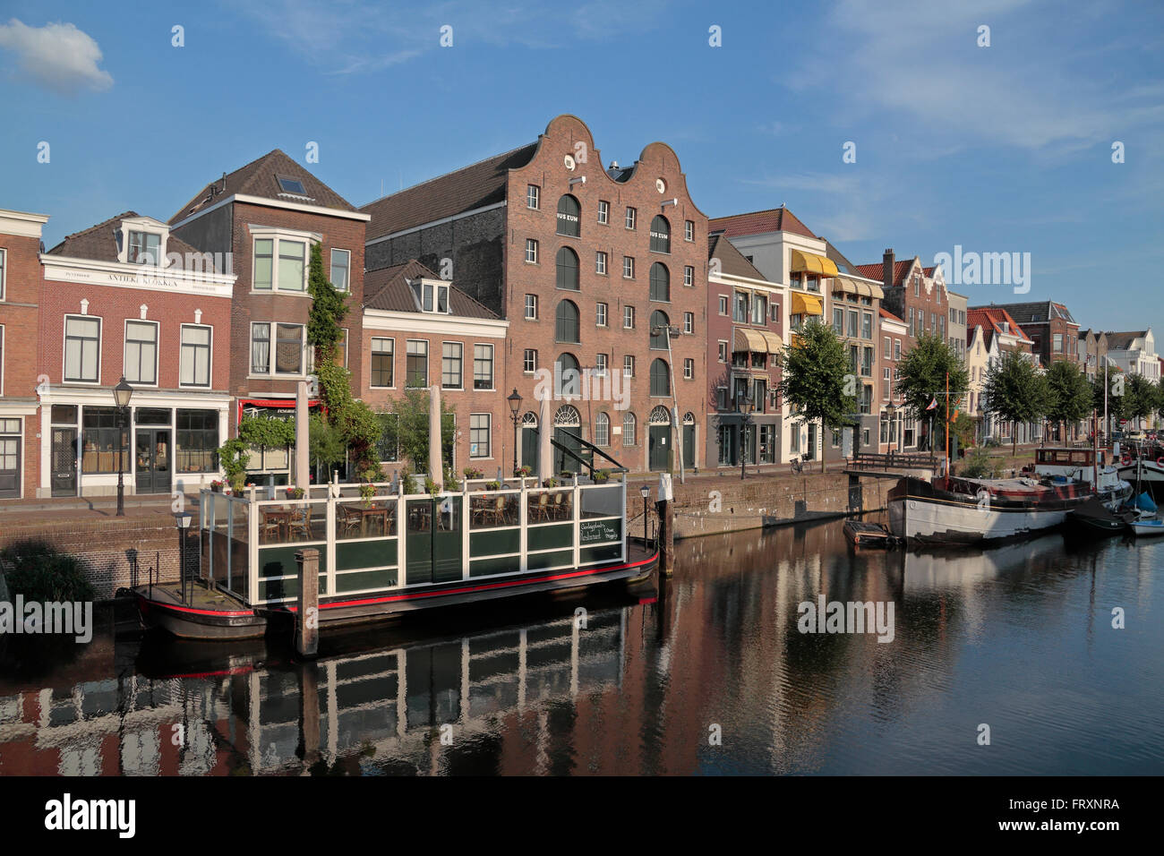 Boote vor Anker in Aelbrechtskolk, Delfshaven, Rotterdam, Niederlande. Stockfoto