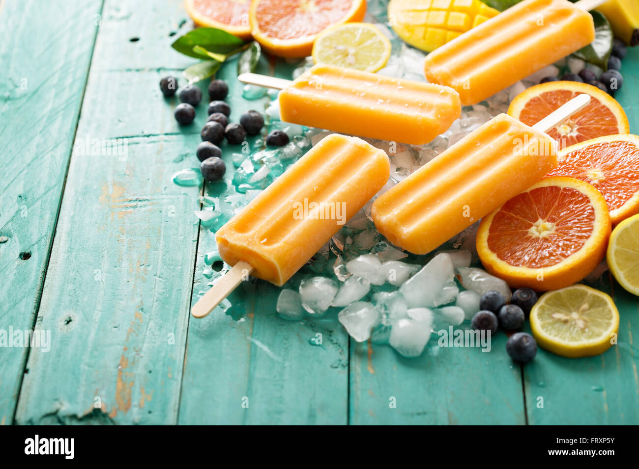 Mango Bananen Eis am Stiel auf Eis Stockfotografie Alamy