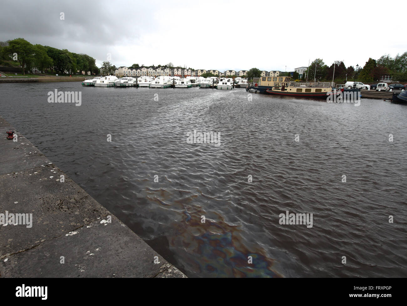 Bootfahren Marina und Öl Weg auf dem Fluss Shannon, Carrick auf Shannon Stockfoto