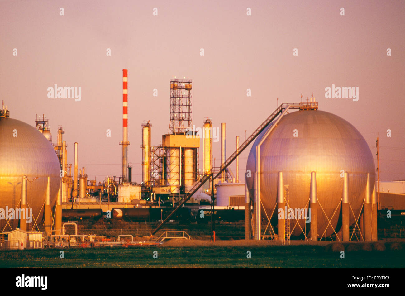 Öl-Raffinerie Lagertanks Stockfoto
