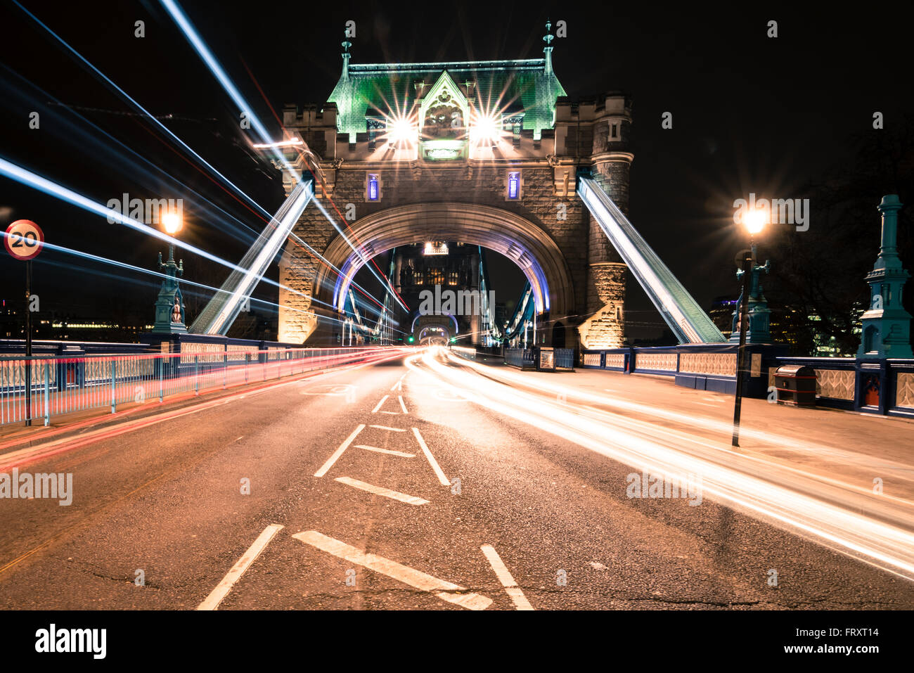LONDON - 23. März 2016. Tower Bridge ist eine kombinierte Bascule und Suspension Bridge in London. Stockfoto