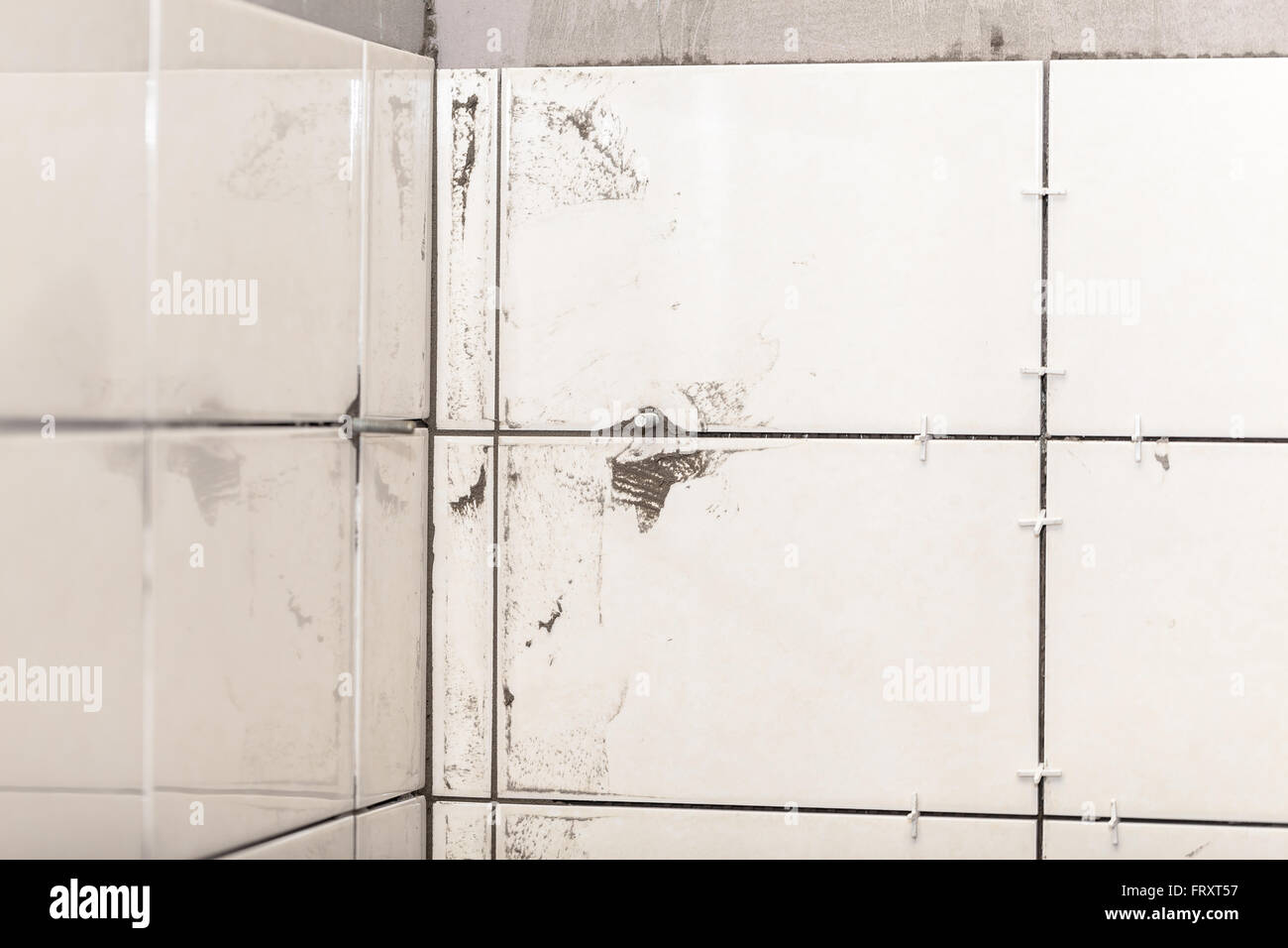 keramische Fliesen an der Wand in einem schmutzigen Zement Stockfoto