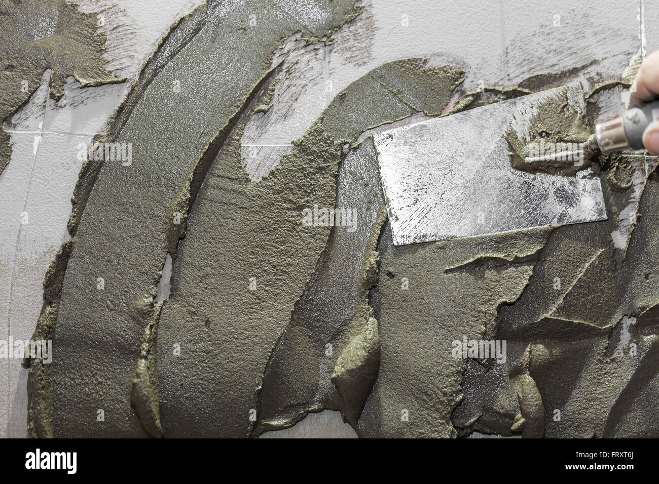 Arbeiter Fliesenleger setzen Zement an der Wand Stockfoto