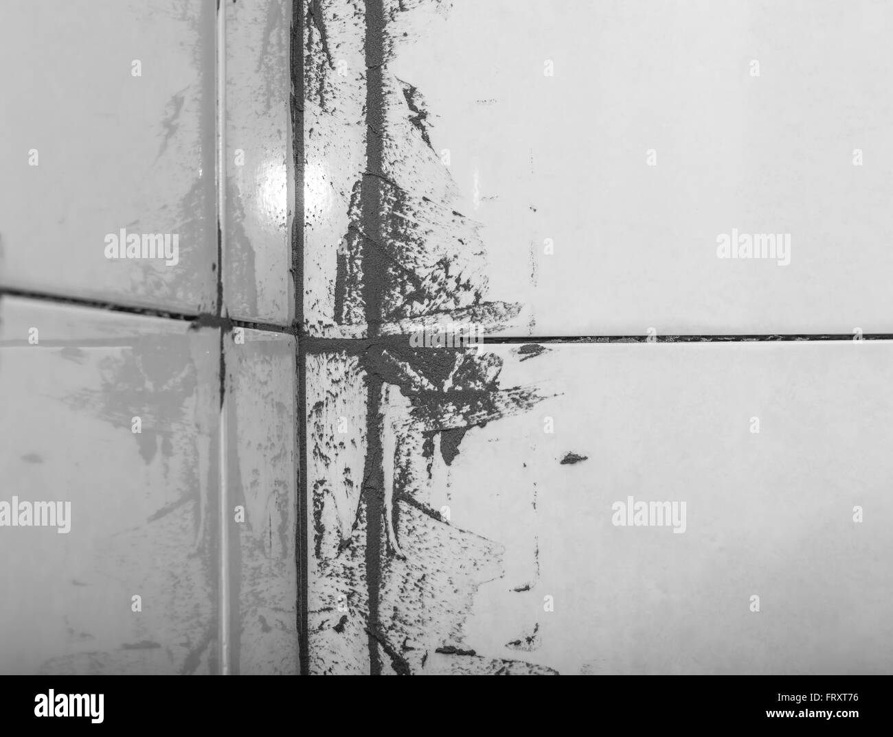 keramische Fliesen an der Wand in einem schmutzigen Zement Stockfoto